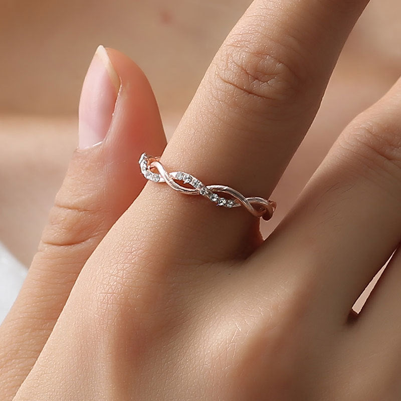 Elara Diamond Twist Ring